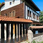 Vila под манастира Skrino