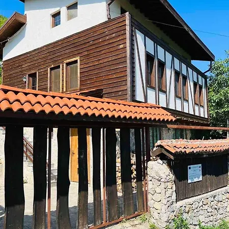 Vila под манастира Skrino