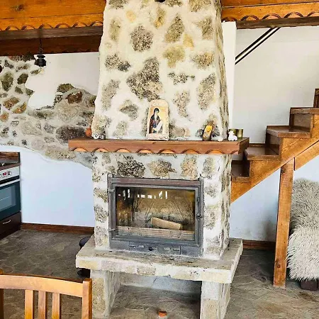 под манастира Villa Skrino