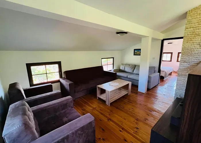 Villa под манастира Skrino